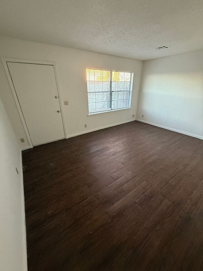 Building Photo - Duplex On West Quantico 3 bed