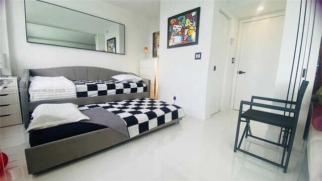 Building Photo - 5600 Collins Ave