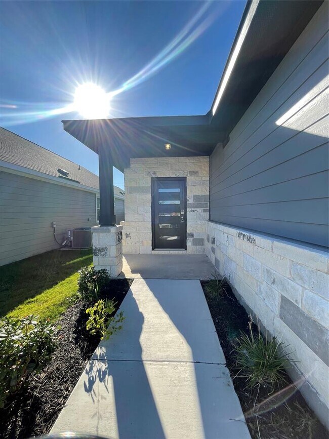 Building Photo - 125 Unforgiven Ln