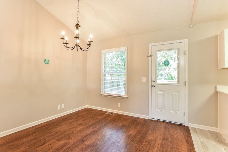 Building Photo - 4936 Deerhaven Dr