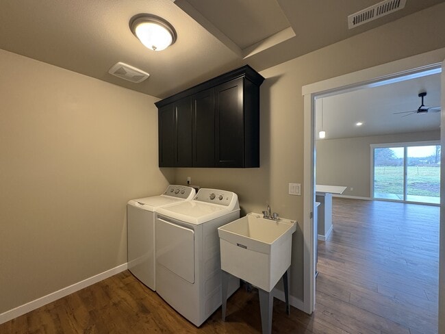 Building Photo - 130 Doggone Ln