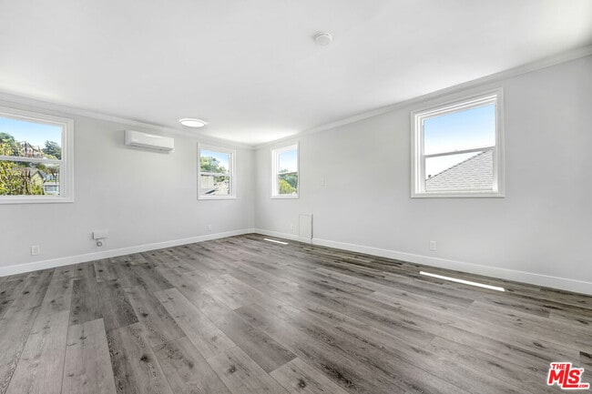 Building Photo - 2383 Panorama Terrace