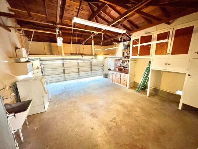 Building Photo - Peaceful Charmer Single-Story Retreat in V...