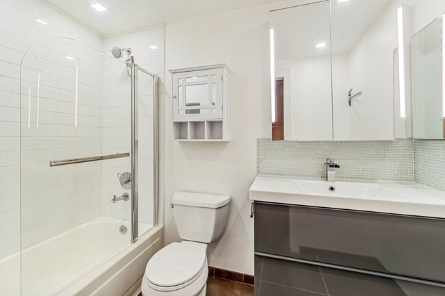 Building Photo - Spacious 1 Bed 1 Bathroom Capitol Hill Unit!