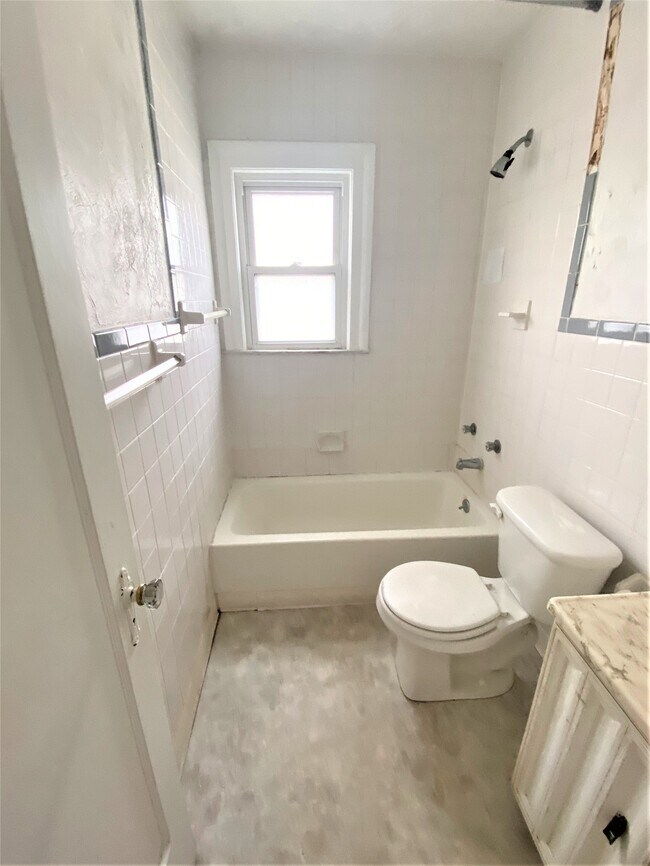 Building Photo - 105 Helen St