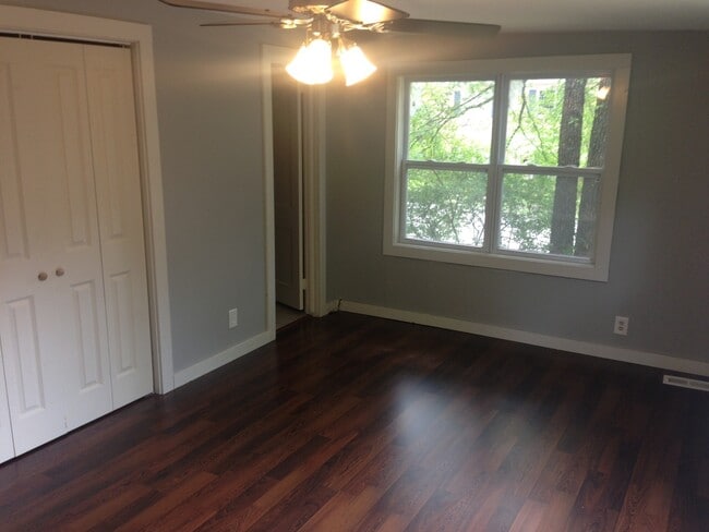 Building Photo - 818 E 9th St