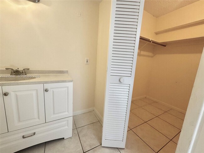 Building Photo - 16508 NE 26th Ave