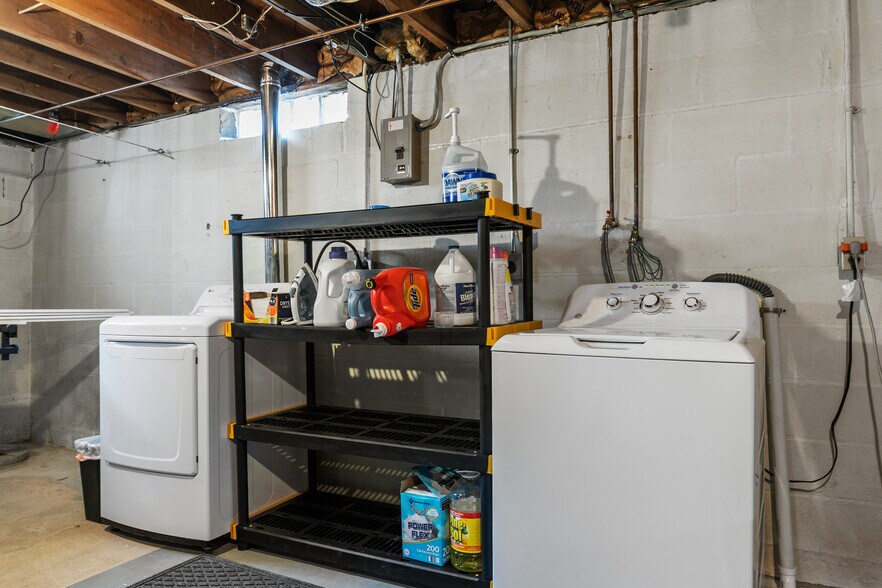 Building Photo - 302 E Wilson Ave