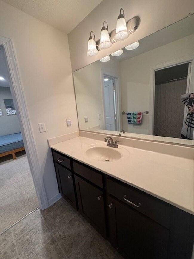 Building Photo - Adorable duplex condo in Red Mill.