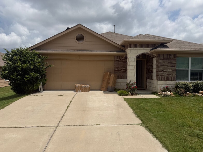 Building Photo - Room in House on Bettylou Ln