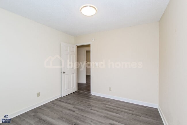 Building Photo - Charming & Move-In Ready Home in Hickory Hills!