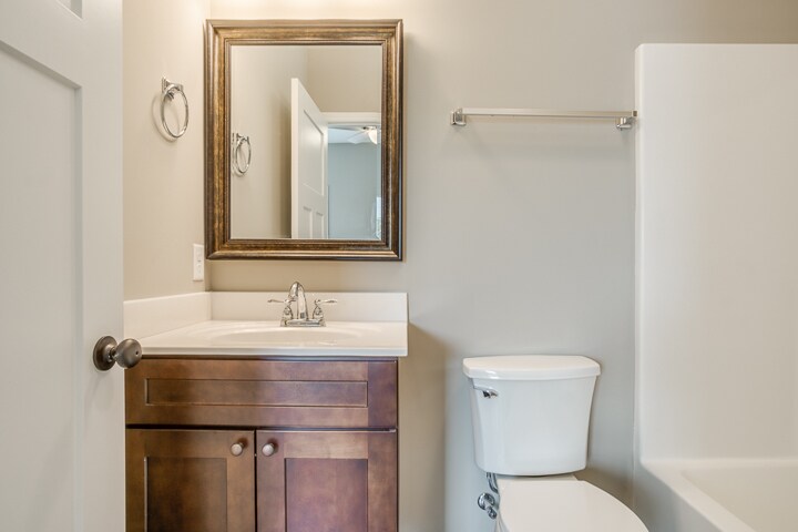 Building Photo - 140 Edgington Dr