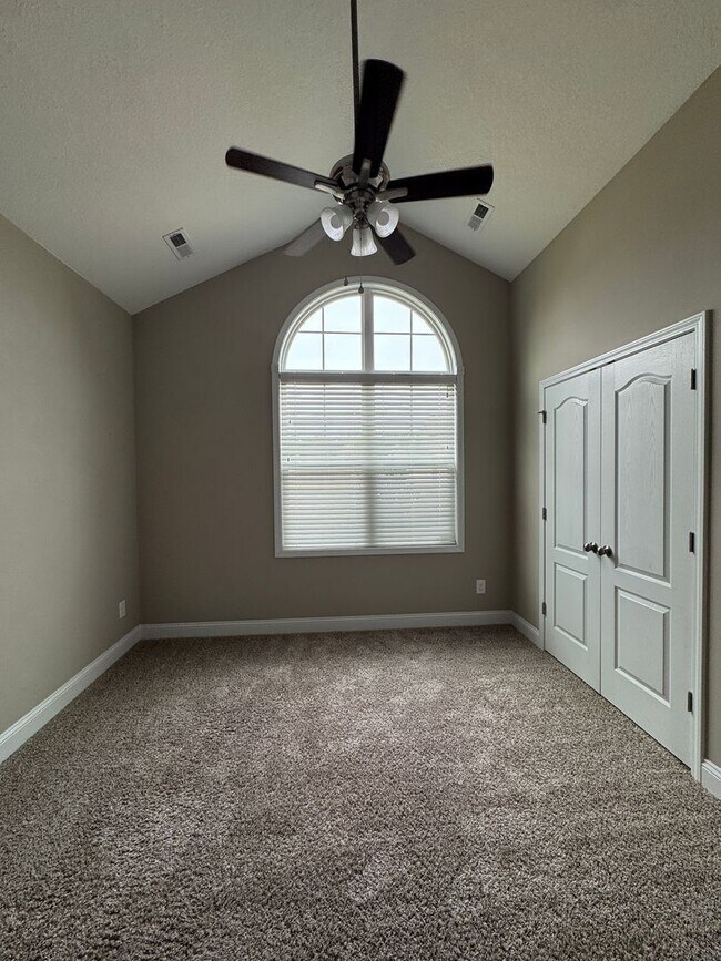 Building Photo - Spacious 4 Bed 3 Bath Home with Fenced Yard