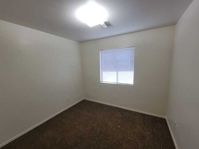 Building Photo - 3 Bedroom Home in Bullhead City