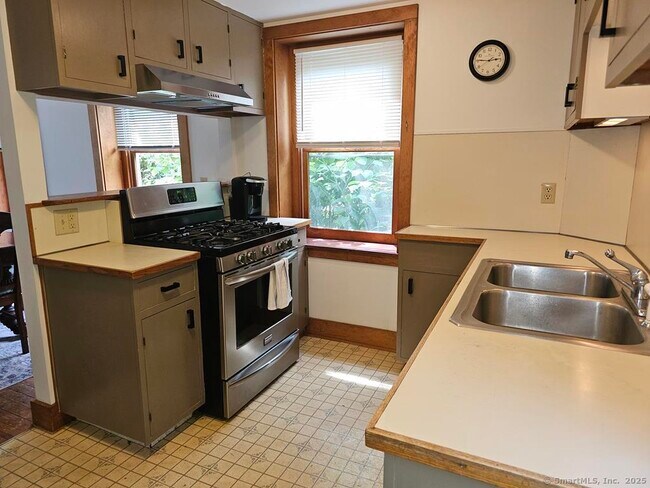 Building Photo - 33 Wildwood Ave