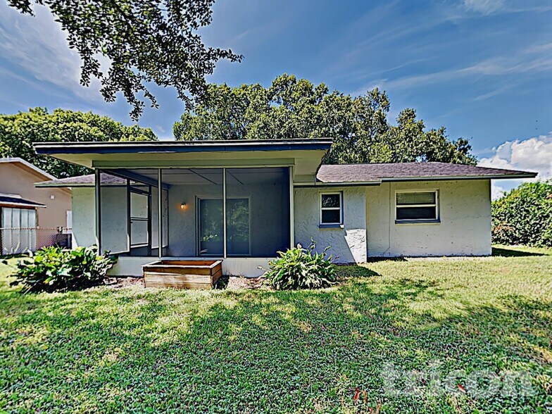Building Photo - 1631 Spring Lake Dr