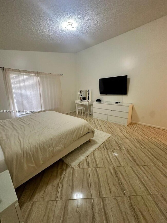 Building Photo - 4938 SW 33rd Way