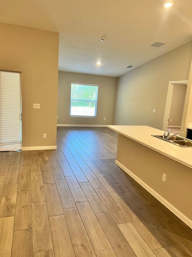 Building Photo - NEW 4 BEDROOM 3 BATH HOME! AMAZING LOCATION!