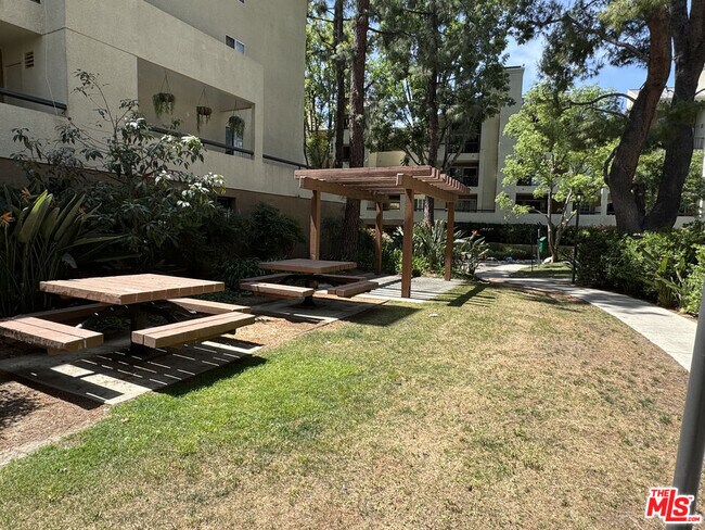 Building Photo - 5550 Owensmouth Ave