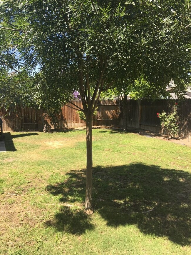 Building Photo - 3+2 NW Hageman & Jewetta Area $2200+ $2200...