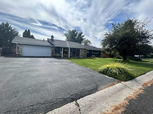 Primary Photo - 3 Bedroom, 2 bath 1836 sqft House in Sunset Village