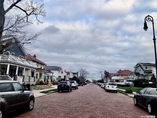 Building Photo - 637 W Penn St