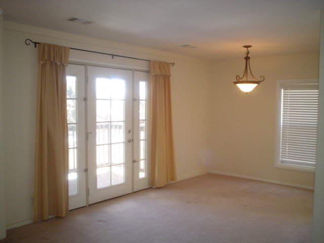Building Photo - Two Bedroom One Bath on Buffalo Park!