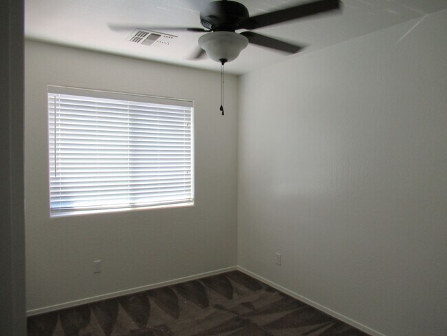 Building Photo - Spacious Home in Gated Community!