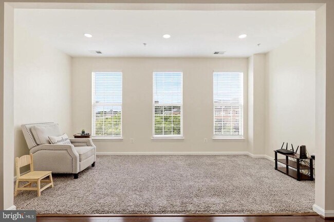 Building Photo - 7931 Crescent Park Dr