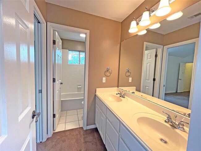 Building Photo - 9604 Big View Dr