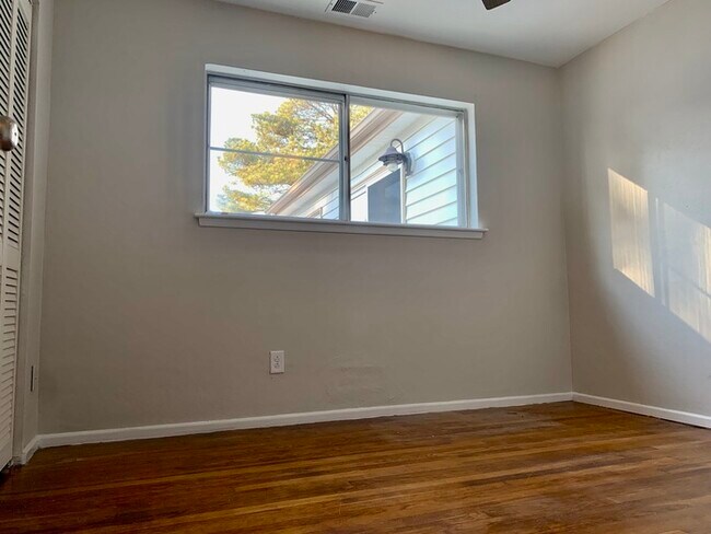 Building Photo - 3 BEDROOM HOME FOR RENT IN OAKWOOD FARMS!