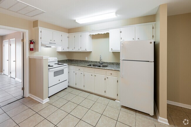 1BR, 1BA - 550 SF - Kitchen - 14207 W Club Deluxe Rd
