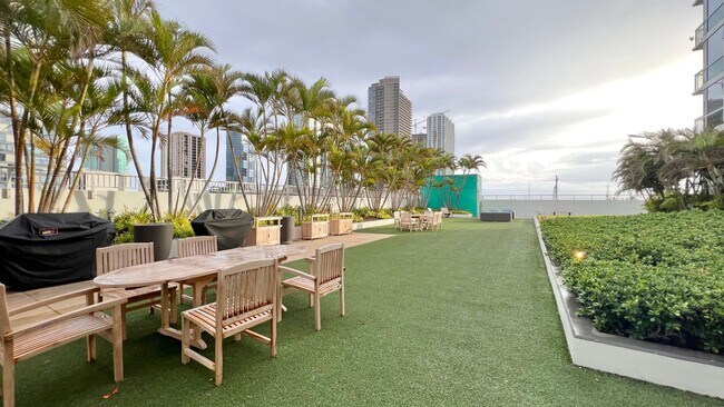 Building Photo - MOVE-IN READY 1 BED/1 BATH/1 PRKG IN 909! ...