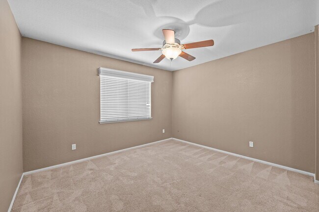 Building Photo - 620 Walnut Cir