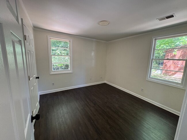 Building Photo - COZY 2/1 HOME MINUTES FROM DOWNTOWN COLUMBIA