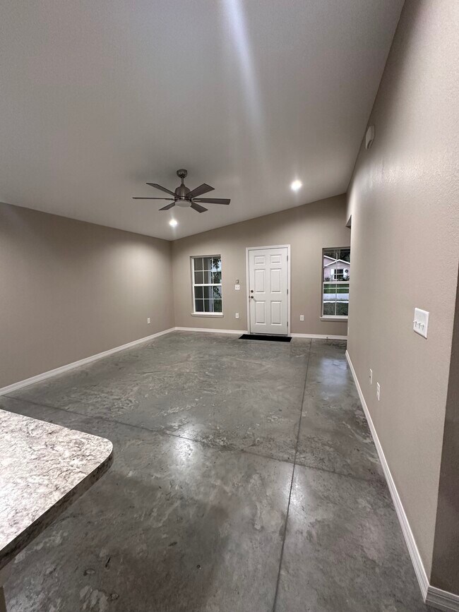 Building Photo - 442 Avenue A NE