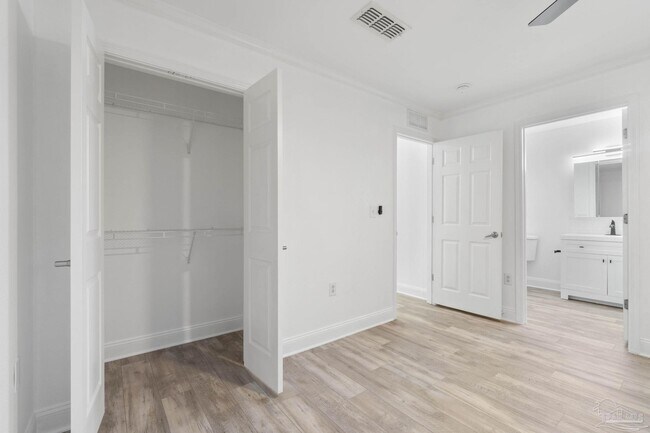 Building Photo - 707 Majestic Dr