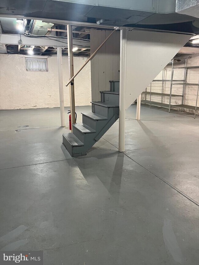 Building Photo - 102 Hillside Cir