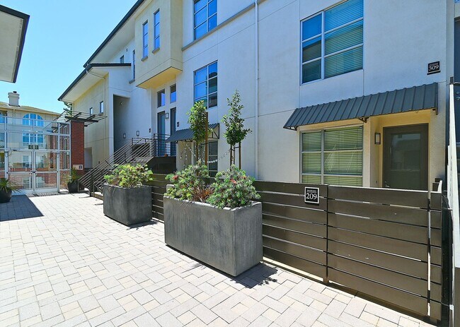 Building Photo - 1 E Julian St