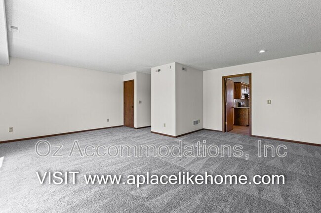 Building Photo - 1105 Jeff Cir