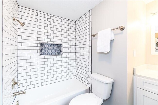 Building Photo - Beautiful 2 bed, 2.5 bath luxury home in S...