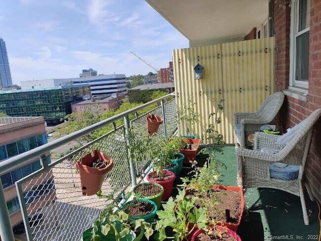 Building Photo - 444 Bedford St