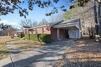 Building Photo - **AVAIL. NOW** The perfect blend of style ...