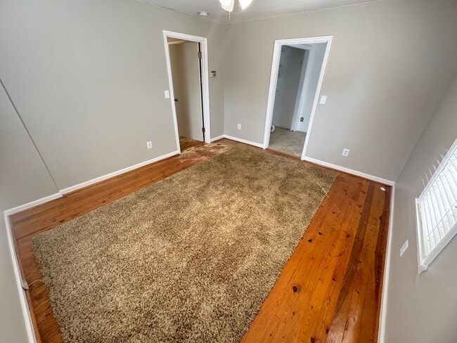 Building Photo - FOR LEASE- 2 BED 1 BATH ON HICKORY RIDGE RD!