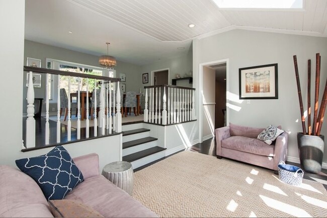 Building Photo - 7120 Pacific View Dr