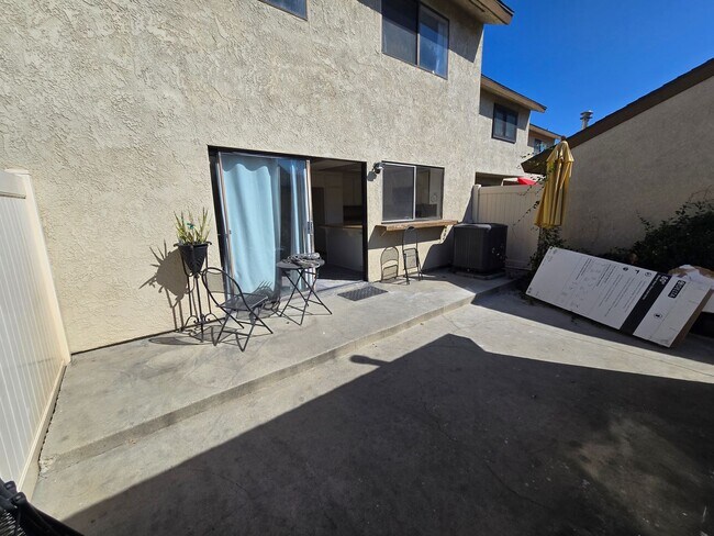 Building Photo - Fantastic 4 Bed, 3 Bath condo!