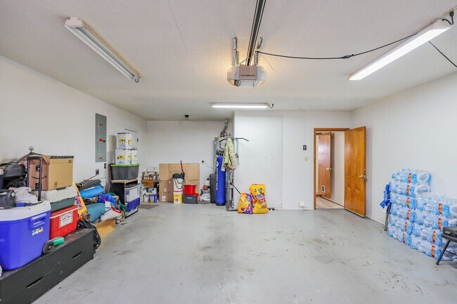 Building Photo - Spacious 3 Bedroom 2 bath with Solar Panels