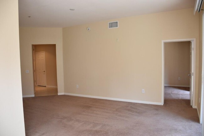 Building Photo - 2 Bedroom 3rd floor unit in Guard Gated Pa...