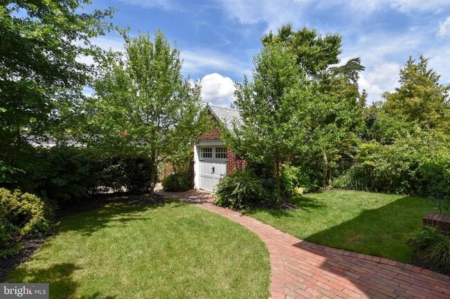 Building Photo - Discover exceptional comfort and timeless style in this beautifully updated single family residen...