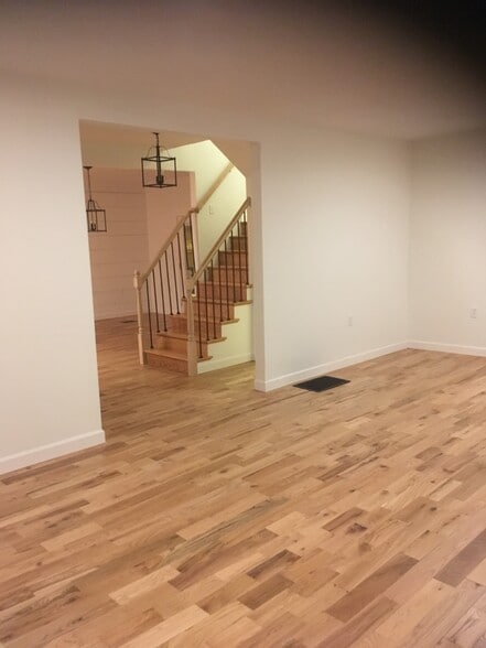 Building Photo - 704 cherry st